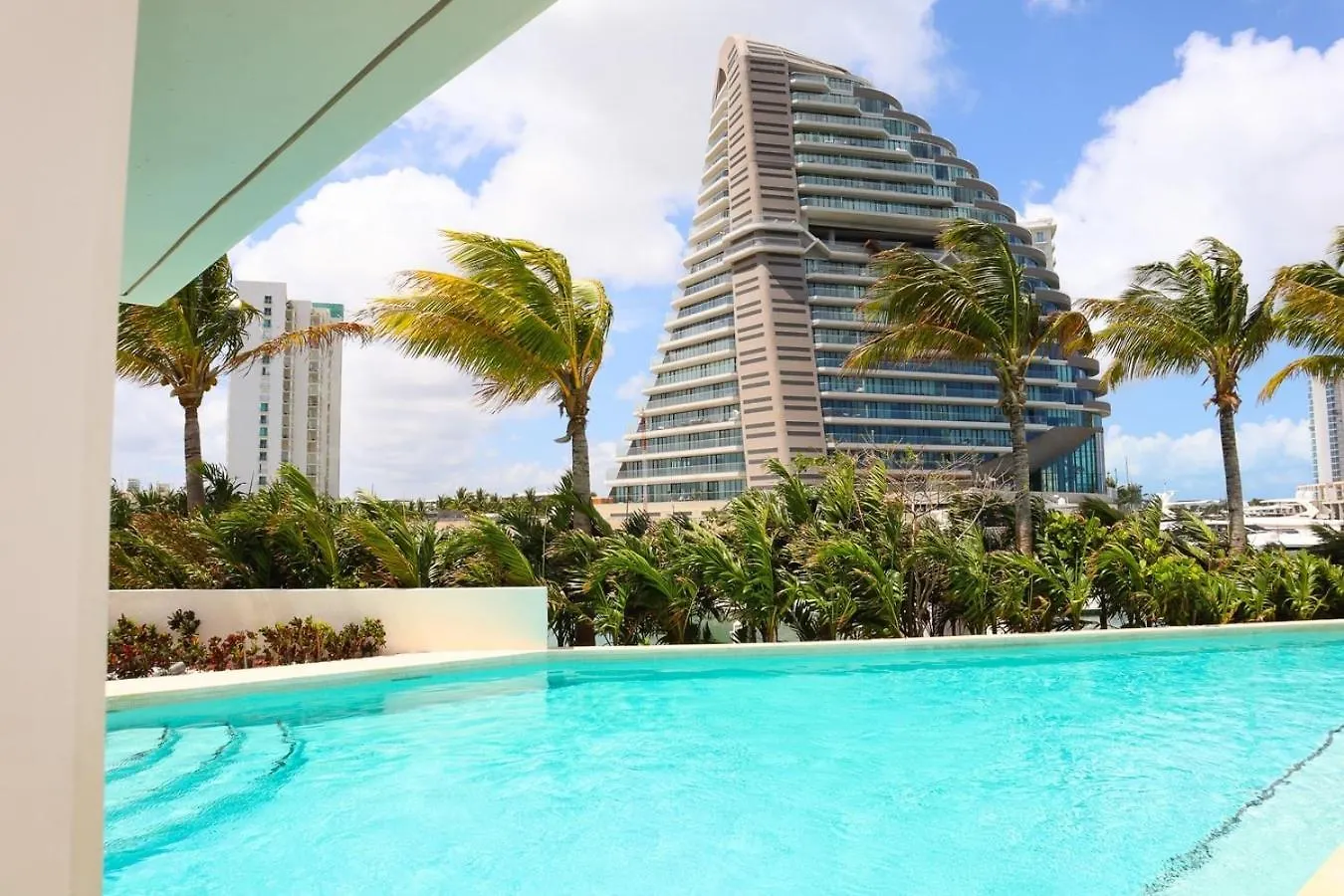 Modern Apt With Balcony & Pool, Marina Puerto Cancun Apartment