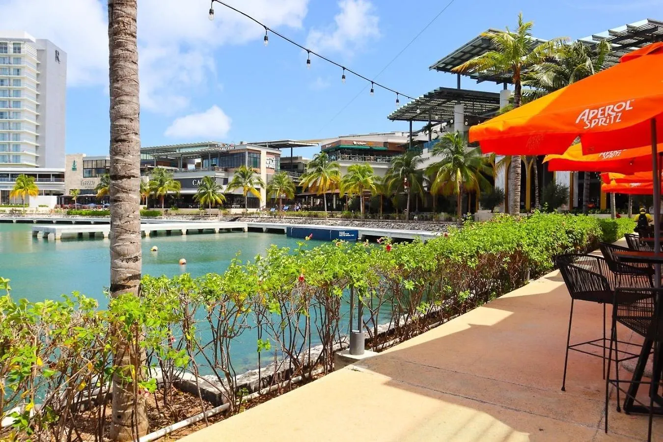 Modern Apt With Balcony & Pool, Marina Puerto Cancun Apartment