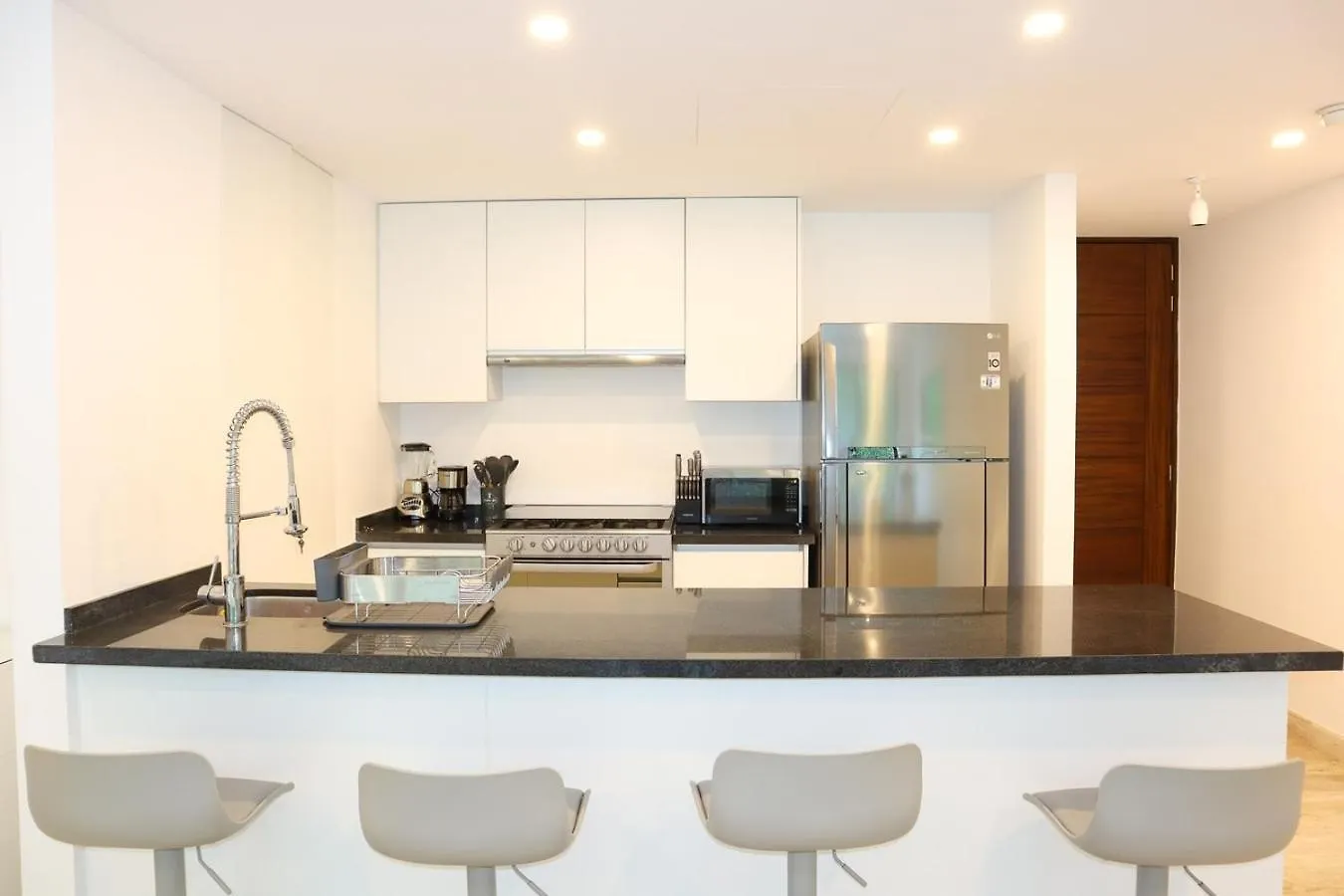 Modern Apt With Balcony & Pool, Marina Puerto Cancun