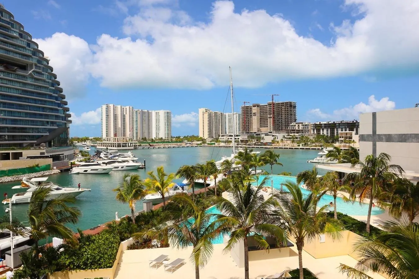 Modern Apt With Balcony & Pool, Marina Puerto Cancun 0*,  Mexico