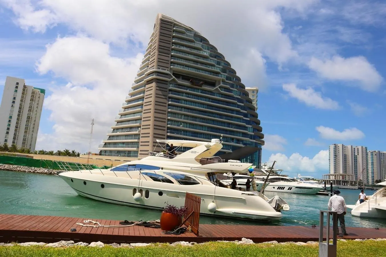 Modern Apt With Balcony & Pool, Marina Puerto Cancun Apartment