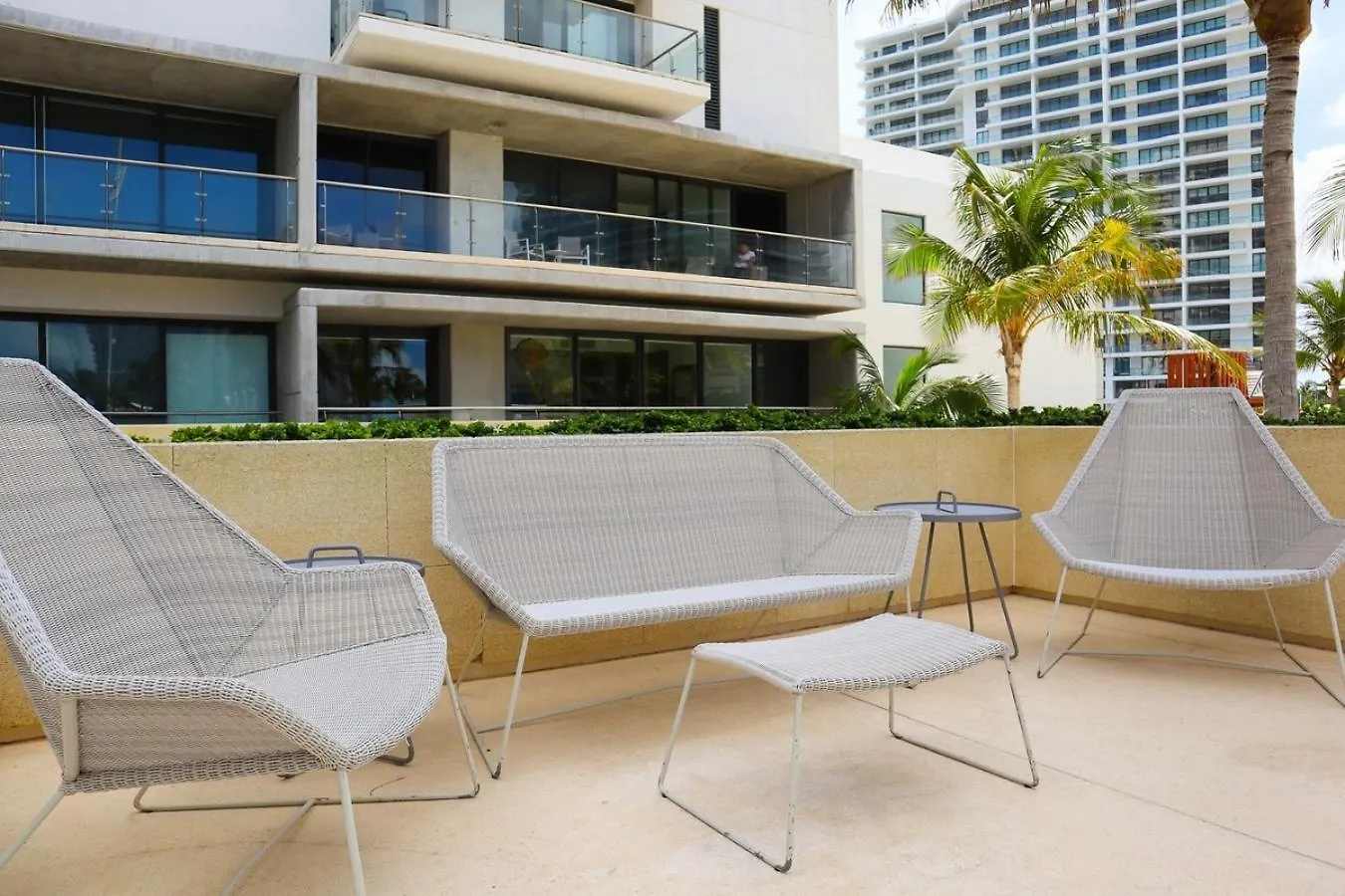 Modern Apt With Balcony & Pool, Marina Puerto Cancun