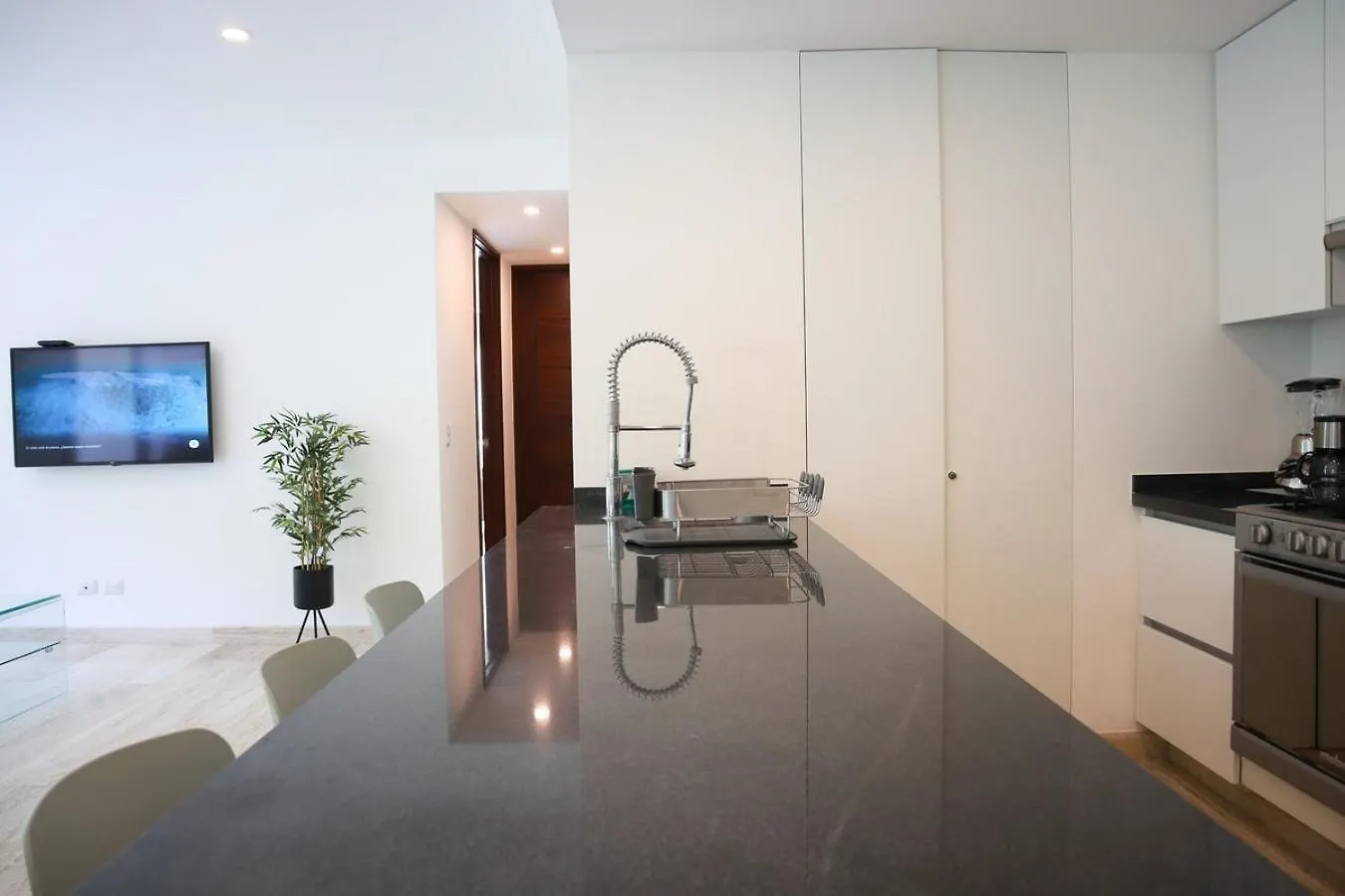 Modern Apt With Balcony & Pool, Marina Puerto Cancun
